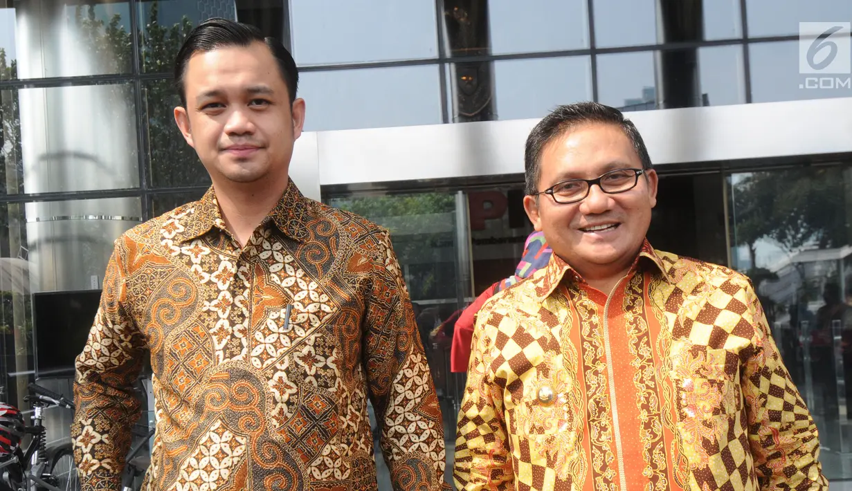 Wali Kota Gorontalo Marthen Taha dan Wakil Wali Kota Gorontalo Ryan Kono usai menyerahkan LHKPN di Gedung KPK, Jakarta, Senin (01/7/2019). Marten mengaku telah menyerahkan Perwako terkait pedoman pencegahan gratifikasi di lingkungan Pemerintah Kota (Pemkot) Gorontalo.  (merdeka.com/Dwi Narwoko)