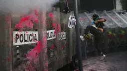 Demonstran hak-hak aborsi bentrok dengan polisi selama pawai Hari Dekriminalisasi Aborsi di Amerika Latin dan Karibia di Mexico City, Meksiko, Senin (28/9/2020). (AP Photo/Marco Ugarte)