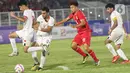 Beberapa kali pemain Yaman mencoba mendobrak barisan pertahanan timnas Indonesia U-20. (Liputan6.com/Angga Yuniar)