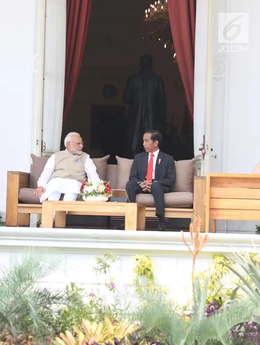 Presiden Joko Widodo berbincang dengan PM India, Narendra Modi di Istana Merdeka, Jakarta, Rabu (30/5). Pertemuan tersebut membahas kerja sama pertahanan, di antaranya terkait dengan meriam air buatan Pindad dan Tata Motors. (Liputan6.com/Angga Yuniar)