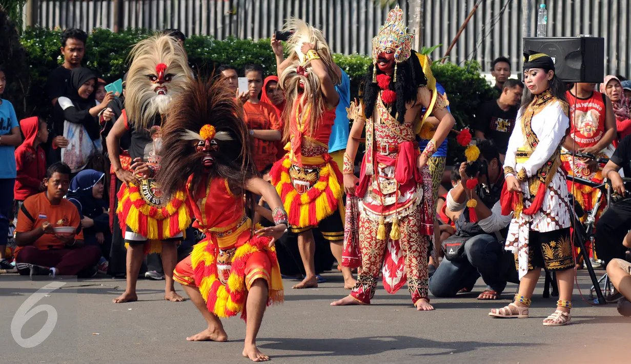 Beberapa penari reog bersiap tampil dalam Car Free Day di kawasan Jalan Jenderal Surdirman, Jakarta, Minggu (13/3/2016). Kesenian reog merupakan salah satu seni budaya yang berasal dari kabupaten Ponorogo. (Liputan6.com/Helmi Fithriansyah)