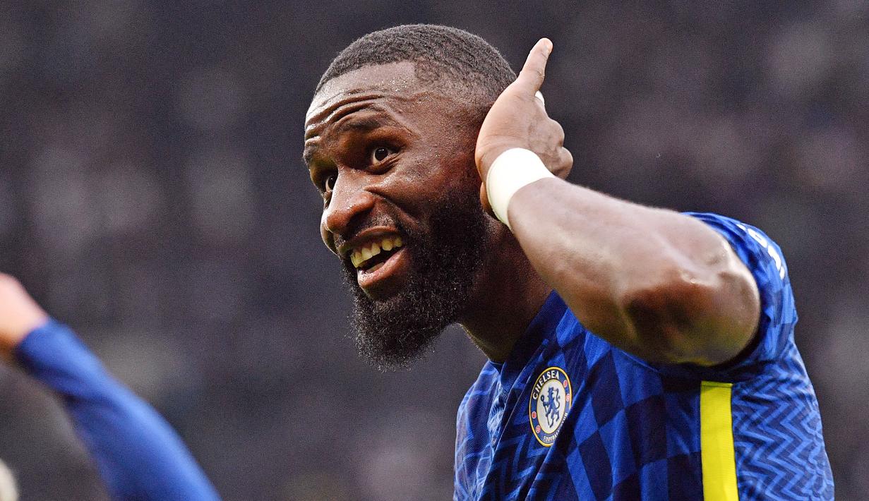 Antonio Rudiger - Bek timnas Jerman ini merupakan andalan sekaligus pilar kukuhnya sektor pertahanan The Blues. Kontraknya yang bakal berakhir Juni 2022 mendatang bisa menjadi celah bagi Real Madrid untuk memboyongnya ke Santiago Bernabeu musim depan. (AFP/Justin Tallis)