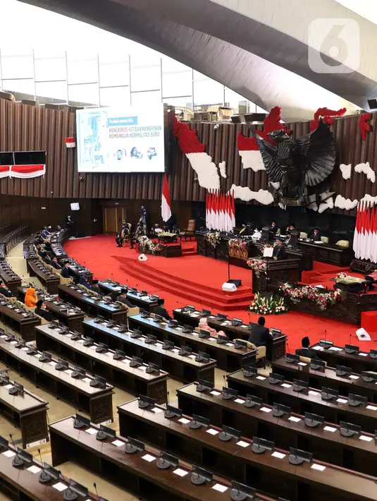 Presiden Joko Widodo atau Jokowi (kanan) menyampaikan pidatonya pada Sidang Tahunan MPR 2021 di Gedung Nusantara, Senayan, Jakarta, Senin (16/8/2021). Dalam sidang tersebut hanya sebagian angggota dewan yang hadir, sementara sisanya mengikuti sidang secara virtual. (Liputan6.com/Angga Yuniar)