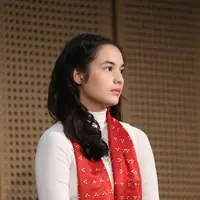 Pertunjukkan teater Bunga Penutup Abad akan digelar di Gedung Kesenian Jakarta, mulai 25 hingga 27 Agustus. Chelsea Islan dipercaya memerankan tokoh Annelies anak Nyai Ontosoroh yang diperankan Happy Salma. (Nurwahyunan/Bintang.com)