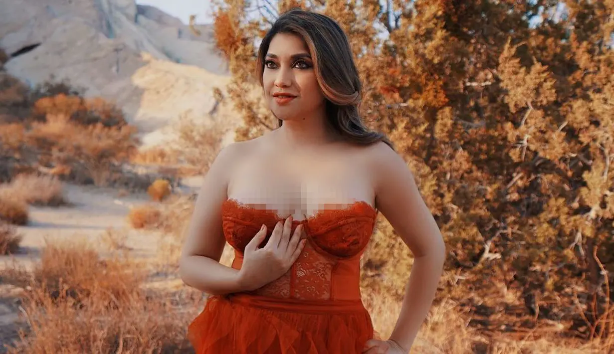 Meski demikian, nyatanya Sarah Azhari juga tak bisa jauh dari industri hiburan. Di Amerika, adik Ayu Azhari tersebut juga menjalani karier sebagai penyanyi dengan mengeluarkan beberapa single. (FOTO: instagram.com/sazarita/)