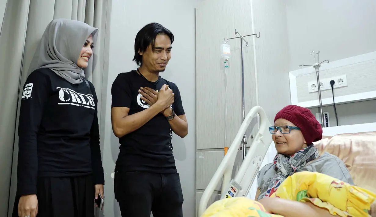 "Ya, aku ada sepenggal puisi yang semoga bisa bermakna. Aku ungkapkan seperti bahwa kegelisahan dan apapun yang terjadi pada kita adalah surat cinta dari Tuhan, yang sepenuhnya harus kita baca dengan baik," ucap Charlie. (Deki Prayoga/Bintang.com)