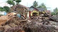 Sebuah rumah terlihat antara puing-puing bangunan setelah tsunami menerjang kawasan Anyer, Banten, Minggu (23/12). Tsunami menerjang pantai di Selat Sunda, khususnya di daerah Pandenglang, Lampung Selatan, dan Serang. (Liputan6.com/Angga Yuniar)