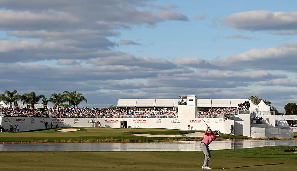 Pegolf, Adam Scott, yang berada pada hole ke-16 pada ajang Honda Classic di PGA National, Amerika Serikat, Minggu (28/2/2016). (Reuters/Peter Casey)