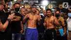 Petinju Indonesia Daud Yordan (kiri) dan lawannya petinju Thailand Panya Uthok berpose usai mengikuti sesi timbang badan di Balai Sarbini, Jakarta, Kamis (30/6/2022). Memperebutkan WBC Asian Boxing Council Silver, Daud Yordan dan Panya Uthok bakal bertarung pada Jumat, 1 Juli 2022.(Liputan6.com/Johan Tallo)