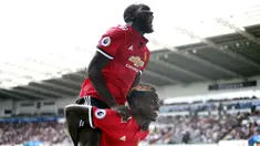 Pemain Manchester United, Paul Pogba dan Romelu Lukaku saat merayakan gol ke gawang Swansea City ,pada lanjutan Premier League di Liberty Stadium, Swansea, (19/8/2017). MU menang 4-0. (Nick Potts/ PA via AP)