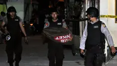 Sebuah paket diduga bom ditemukan di Jalan Cipinang Pulo, Jatinegara, Jakarta Timur, (9/10/14). (Liputan6.com/Johan Tallo)