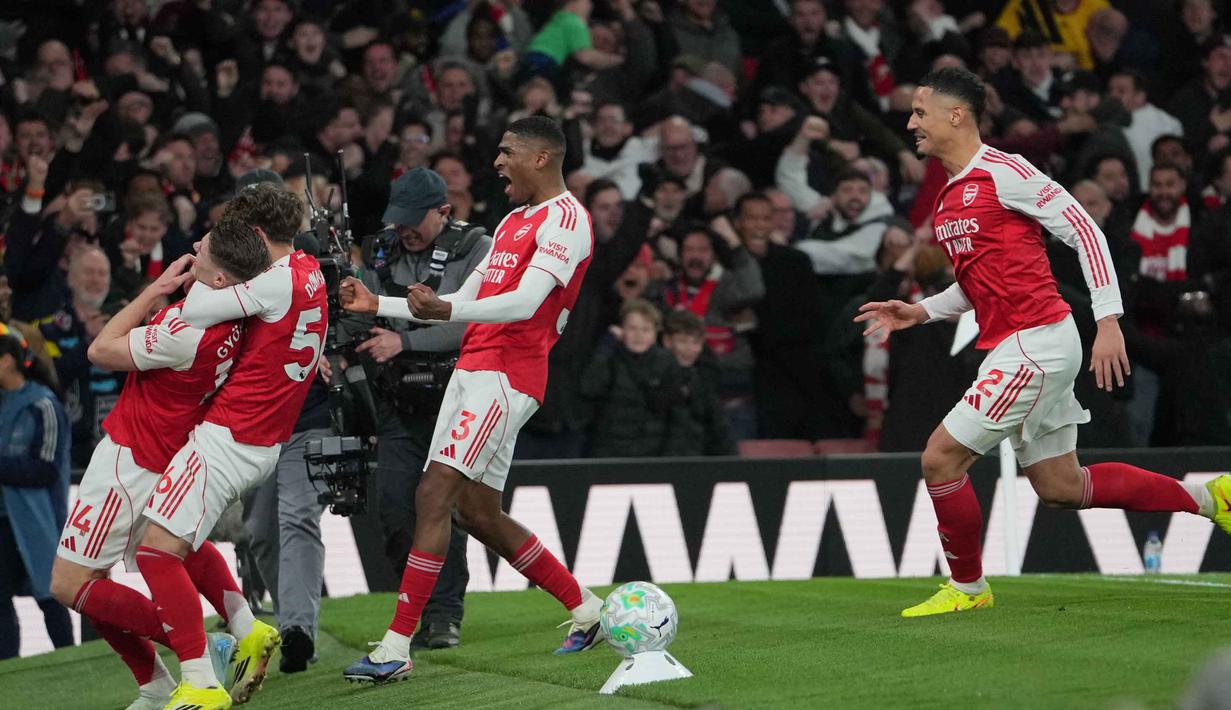Bertanding di Emirates Stadium pada Sabtu 14 Maret 2026 waktu setempat atau Minggu (15/3/2026) dini hari WIB, The Gunners unggul lewat dua gol di penghujung laga. Tampak dalam foto, para pemain Arsenal merayakan gol saat pertandingan lanjutan Premier League musim 2025/2026 melawan Everton di Emirates Stadium, Inggris, Sabtu 14 Maret 2026 waktu setempat atau Minggu (15/3/2026) dini hari WIB. (AP Photo/Kin Cheung)