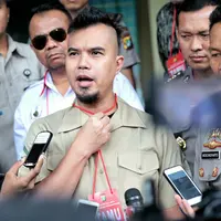 Ahmad Dhani di Polda Metro Jaya (Adrian Putra/bintang.com)