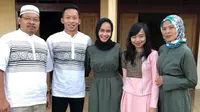 Kiper Bhayangkara FC, Awan Setho, bersama keluarga saat Idul Fitri 2018. (Bola.com/Dok. Pri)