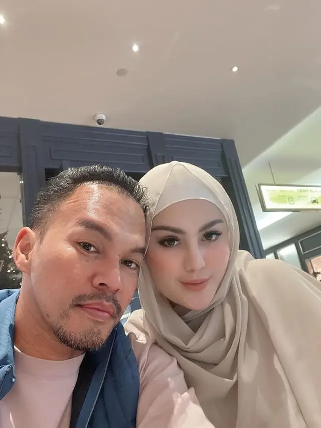 6 Potret Terbaru Jennifer Dunn, Sering Lepas Hijab Jadi Sorotan