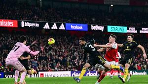 Kiper Manchester United, Senne Lammens (kiri), mengamankan bola saat  Noussair Mazraoui (ketiga dari kanan) dan Harry Maguire (kanan) berusaha menghalau striker Arsenal, Viktor Gyokeres,  dalam pertandingan Liga Inggris di Stadion Emirates, London, Minggu (25/1/2026). (AFP/Ben Stansall)