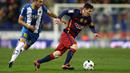 Pemain FC Barcelona, Lionel Messi melewati pemain RCD Espanyol,  Joan Jordan pada laga Copa Del REy leg kedua babak 16 besar di Stadion Power8,  Cornella-El Prat, Barcelona, Spanyol,Kamis (14/1/2016) dini hari WIB. (EPA/Toni Albir)