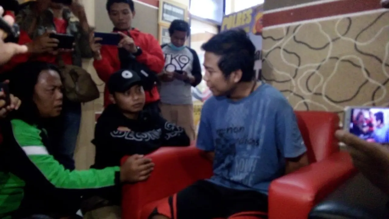SN (25) tersangka utama kasus pelemparan sperma di Kota Tasikmalaya, Jawa Barat tengah diwawancarai wartawan