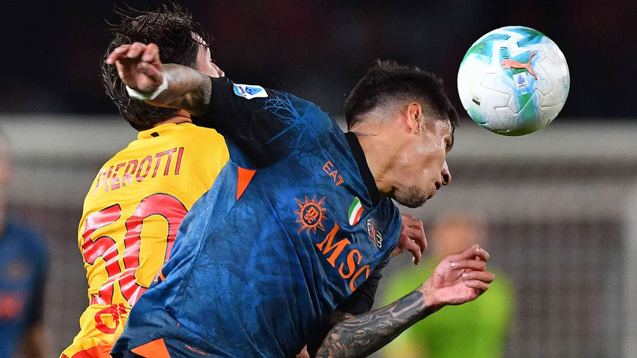 Santiago Pierotti dari Lecce dan Mathias Olivera dari Napoli