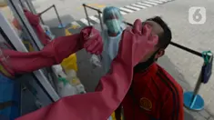 Warga menjalani "swab test" di GSI Lab (Genomik Solidaritas Indonesia Laboratorium), Cilandak, Jakarta, Rabu (7/10/2020). Pemerintah menetapkan harga batas tes usap alias tes swab melalui PCR untuk mendeteksi Covid-19 agar mendorong masyarakat melakukan tes secara mandiri. (merdeka.com/Imam Buhori)