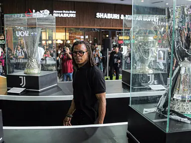 Legenda sepak bola Juventus Edgar Davids melihat-lihat trofi yang dipamerkan saat pembukaan Juventus Village di Lippo Mall Kemang, Jakarta Selatan, Jumat (27/1/2023). Juventus Village yang dibuka pada 27-29 Januari 2023 bakal memanjakan fans dengan beragam acara seperti meet and greet dengan Edgar Davids, pameran trofi dan replika ruang ganti hingga game-game menarik. (Liputan6.com/Faizal Fanani)