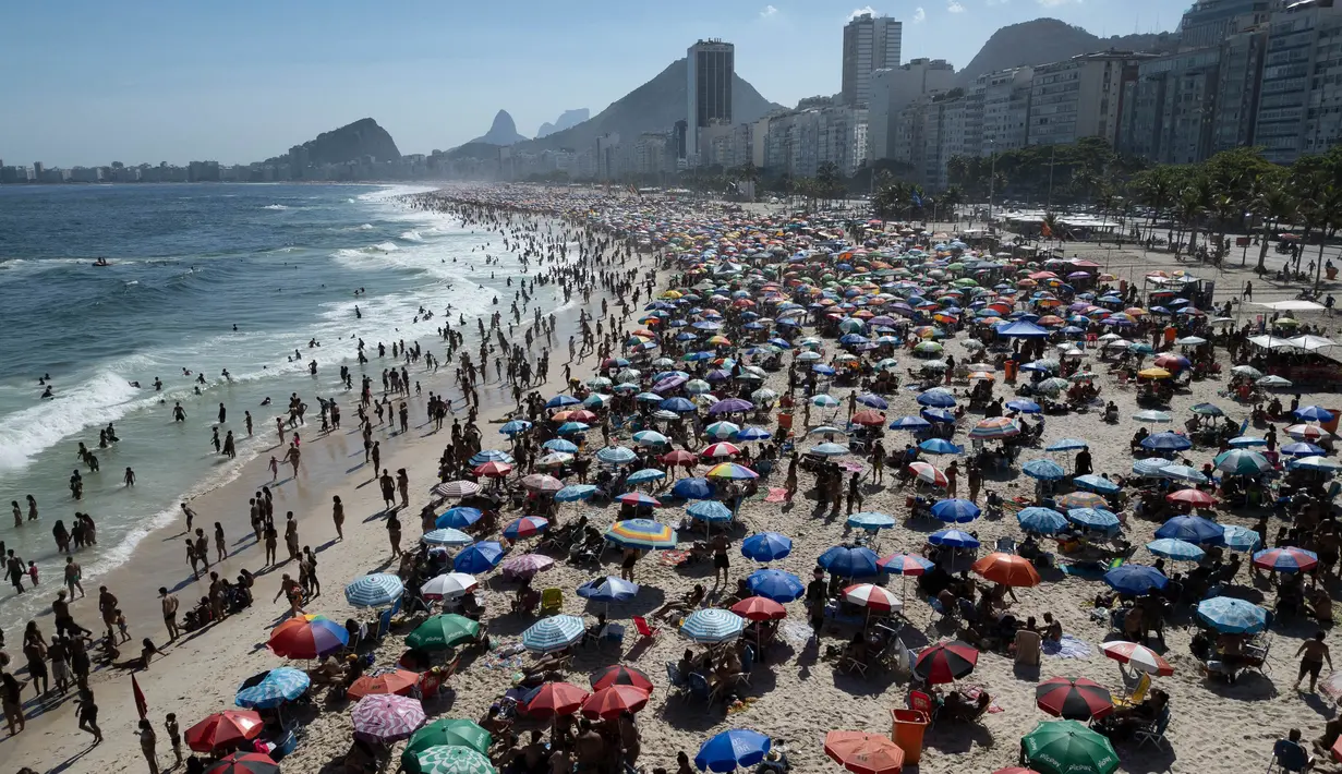 Sejumlah pantai di Brasil dipadati warga dan wisatawan untuk menyejukkan diri, di antaranya pantai Ipanema dan Copacabana. (Pablo PORCIUNCULA/AFP)