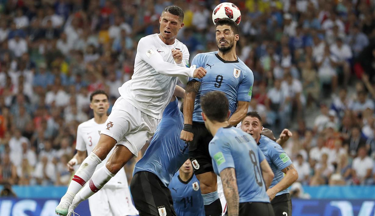 Duel Cristiano Ronaldo (kiri) dan  Luis Suarez pada laga 16 besar Piala Dunia 2018 di Fisht Stadium, Sochi, Rusia, (30/6/2018). Portugal kalah 1-2 dari Uruguay. (AP/Francisco Seco)