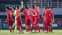 Para pemain Timnas Indonesia U-19 bersiap memulai laga babak kedua menghadapi Thailand U-19 pada laga final Piala AFF U-19 2024 di Stadion Gelora Bung Tomo, Surabaya, Senin (29/7/2024). (Bola.com/Bagaskara Lazuardi)