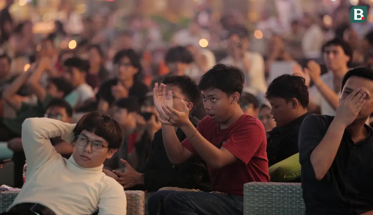 Sejumlah pendukung Timnas Indonesia U-17 memeriahkan acara nonton bareng Piala Dunia U-17 2023 di Avenue of The Stars Lippo Mall Kemang, Jakarta, Jumat (10/11/2023). (Bola.com/Adine Wirya)