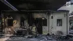Kondisi pos polisi usai dibakar oleh massa saat aksi  unjuk rasa di fly over simpang Tomang, Jakarta, Kamis (26/9/2019). Terbakarnya pos polisi fly over simpang Tomang terjadi pada Kamis pukul 00.10 WIB. (Liputan6.com/Faizal Fanani)