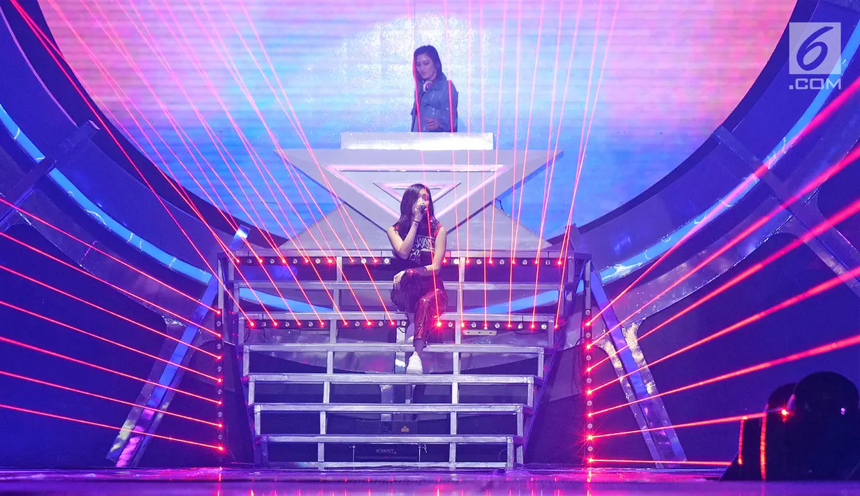 Penyanyi Nicole Zefanya atau NIKI menghibur penonton pada Konser "Smartfren Wow" di Istora Senayan, Jakarta, Jumat (20/9/2019). Niki yang mengenakan busana hitam merah itu menyanyikan beberapa lagu, diantaranya Vintage, Indigo, dan Lowkey. (Liputan6.com/Herman Zakharia)