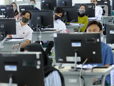 Peserta mengenakan masker saat mengikuti Ujian Tulis Berbasis Komputer (UTBK) gelombang pertama di Kampus Fakultas Teknik UPN Veteran Jakarta, Cinere, Depok, Jawa Barat, Minggu (5/7/2020). UTBK 2020 salah satu syarat bagi calon mahasiswa yang mendaftar melalui SBMPTN. (merdeka.com/Arie Basuki)