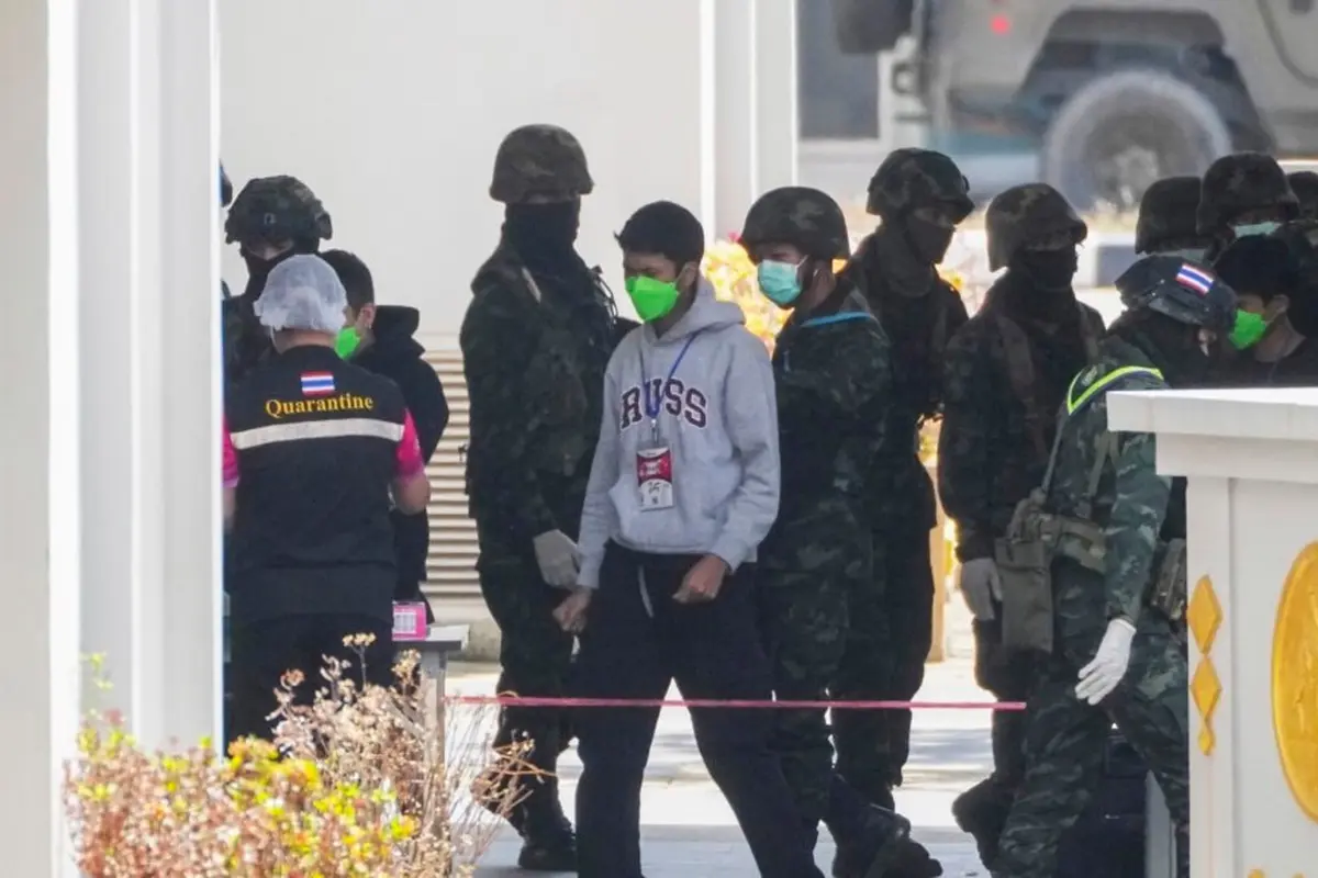 WNI korban kasus 'online scam' di Myanmar timur dikawal tentara Thailand setibanya di Mae Sot, Provinsi Tak Kamis, 27 Februari 2025. Mereka akan dipulangkan ke Indonesia. (Sakchai Lalit/AP)