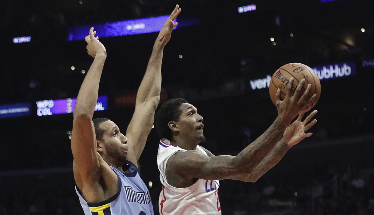 Pemain Los Angeles Clippers, Lou Williams (kanan) berusaha memasukan bola saat diadang pemain Memphis Grizzlies, Brandan Wright pada laga NBA basketball game, di Staples Center, Los Angeles, (2/1/2018). Clippers menang 113-105. (AP/Jae C. Hong)