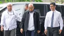 Penyidik senior KPK Novel Baswedan didampingi oleh Wakil Ketua KPK, Laode M. Syarif berjalan menuju gedung KPK, Jakarta, Kamis (22/2). Kehadiran Novel ini langsung disambut riuh para pimpinan dan pegawai KPK. (Liputan6.com/Herman Zakharia)