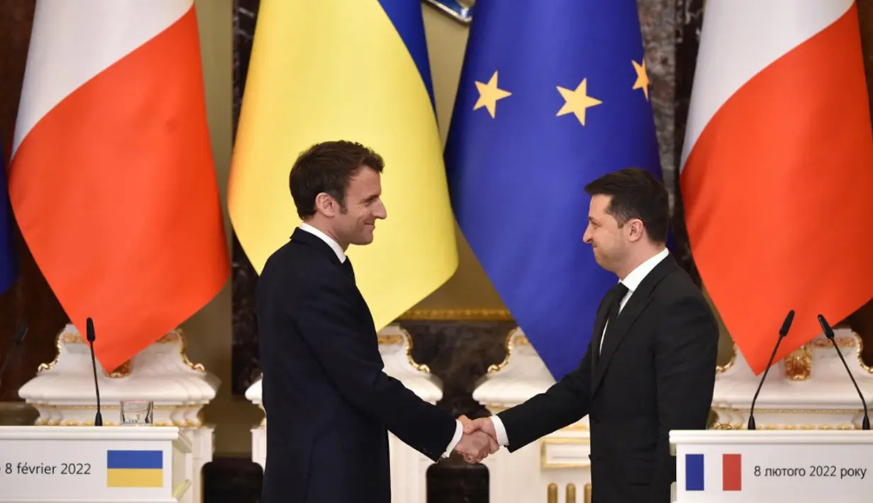 Presiden Ukraina Volodymyr Zelensky (kanan) dan Presiden Prancis Emmanuel Macron berjabat tangan usai konferensi pers setelah pertemuan di Kyiv, Ukraina, 8 Februari 2022. Volodymyr Zelensky berharap segera mengadakan pertemuan puncak dengan pemimpin Rusia, Prancis, dan Jerman. (Sergei SUPINSKY/AFP)