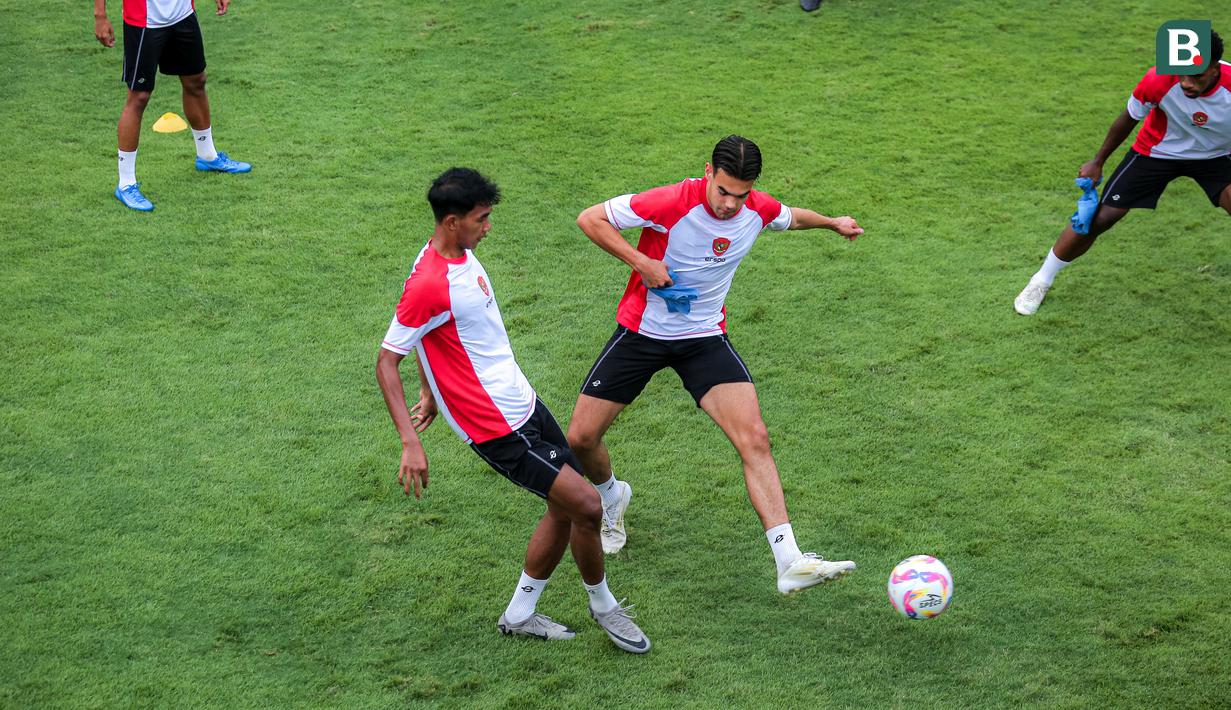 Pemain Timnas Indonesia U-20, Jens Raven (kanan) berebut bola saat melakukan rondo saat latihan resmi menjelang Kualifikasi Piala Asia U-20 2025 yang berlangsung di Lapangan A, Stadion Utama Gelora Bung Karno (SUGBK), Senayan, Jakarta, Selasa (24/09/2024). (Bola.com/Bagaskara Lazuardi)