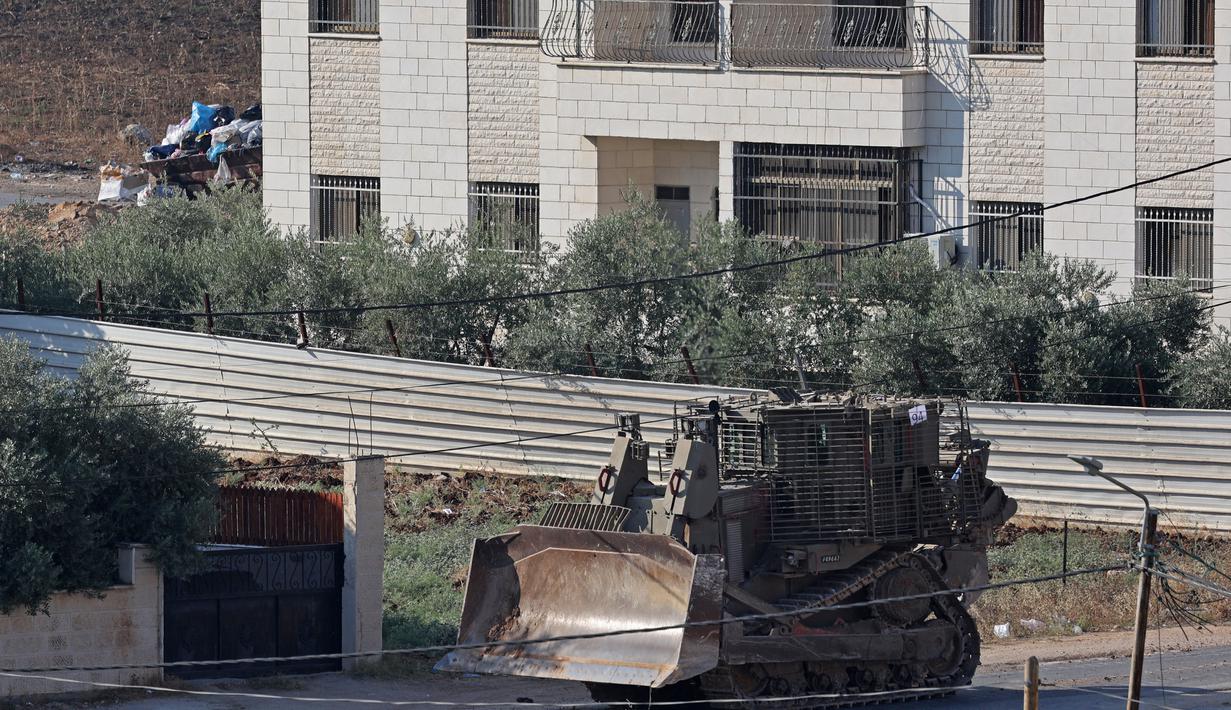 Pasukan pertahanan Israel (IDF) mengonfirmasi pihaknya melakukan serangan secara besar-besaran tersebut. (AFP/Jaafar Ashtiyeh)