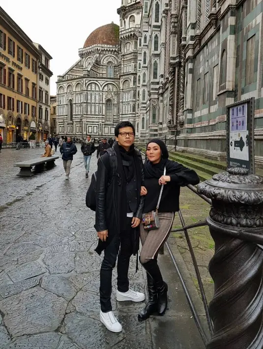 Walaupun usia pernikahan sudah menginjak usia 24 tahun, akan tetapi rumah tangga mereka benar-benar jauh dari kabar tak sedap. (Foto: instagram.com/dewigita01)