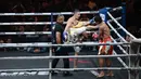 Petarung Malaysia, Ammarul Shafiq, melepaskan tendangan keras ke petarung Indonesia, Serieal Effendy pada pertandingan Byon Combat Showbiz Vol. 6 di Tennis Indoor Senayan, Jakarta, Sabtu (22/10/2025). (Bola.com/M Iqbal Ichsan)