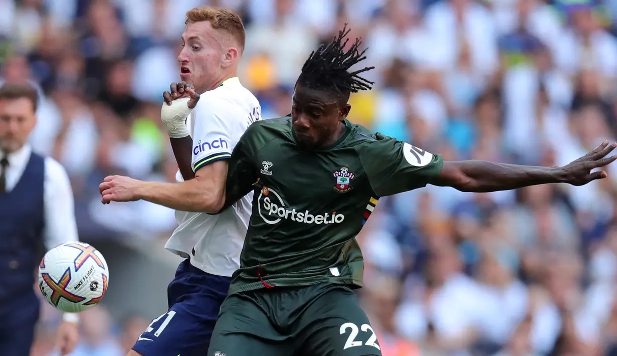 Mohammed Salisu. Bek tengah Southampton asal Ghana berusia 23 tahun ini melakukan gol bunuh diri saat timnya kalah 1-4 dari tuan rumah Tottenham Hotspur (6/8/2022). Gol tersebut yang menjadi gol ketiga Spurs terjadi di menit ke-61 saat Southampton telah tertinggal 1-2. (AFP/Chris Radburn)