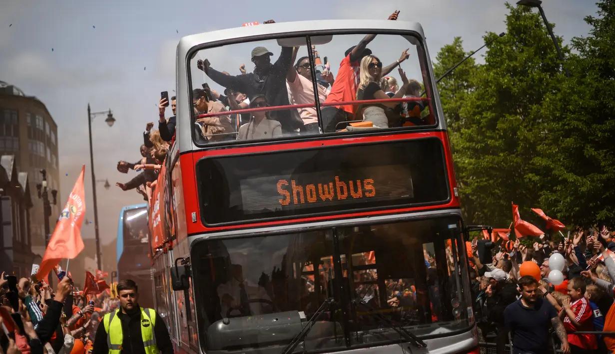 Pemain dan staf Luton Town melakukan parade kemenangan melewati jalanan di Luton, Inggris setelah berhasil promosi ke Liga Inggris musim 2023/2024 pada Senin (29/05/2023) waktu setempat. The Hatters sukses menyegel tiket promosi setelah memenangkan laga play-off divisi Championship melawan Covetry City 6-5 melalui adu penalti di Wembley, Sabtu (27/5/2023). (AFP/Daniel Leal)