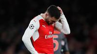 Penyerang Arsenal, Lucas Perez tampak kecewa setelah pemain Bayern Muenchen mencetok gol ke lima pada leg kedua 16 besar Liga Champions di Stadion Emirates, Inggris (8/3). Arsenal kalah dari Bayern 5-1. (AP Photo / Kirsty Wigglesworth)