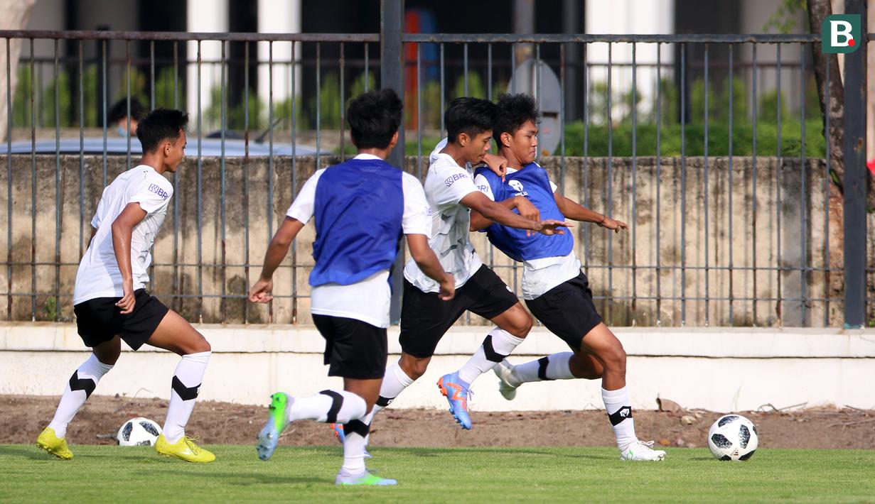 <p>Pemain Timnas Indonesia U-17 mengikuti internal game dalam sesi latihan di Lapangan ABC, Senayan, Jakarta, Sabtu (15/7/2023). Latihan tersebut digelar guna persiapan menghadapi Piala Dunia U-17 yang akan digelar 10 November hingga 2 Desember 2023 di Indonesia. (Bola.com/Ikhwan Yanuar)</p>