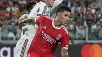Gelandang Benfica Enzo Fernandez berebut bola dengan penyerang Juventus Dusan Vlahovic dalam duel matchday 2 Grup H Liga Champions 2022/2023 di Allianz Stadium, Kamis (15/9/2022) dini hari WIB. Juventus dipermalukan tamunya Benfica dengan skor 1-2. (AP Photo/Antonio Calanni)