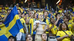 Suporter Swedia bersorak sebelum pertandingan melawan Norwegia pada pertandingan kedua Grup B4 UEFA Nations League di Stadion Friends Arena, Stockholm, Senin (6/6/2022). Norwegia menang atas Swedia 2-1. (Christine Olsson/TT News Agency via AP )