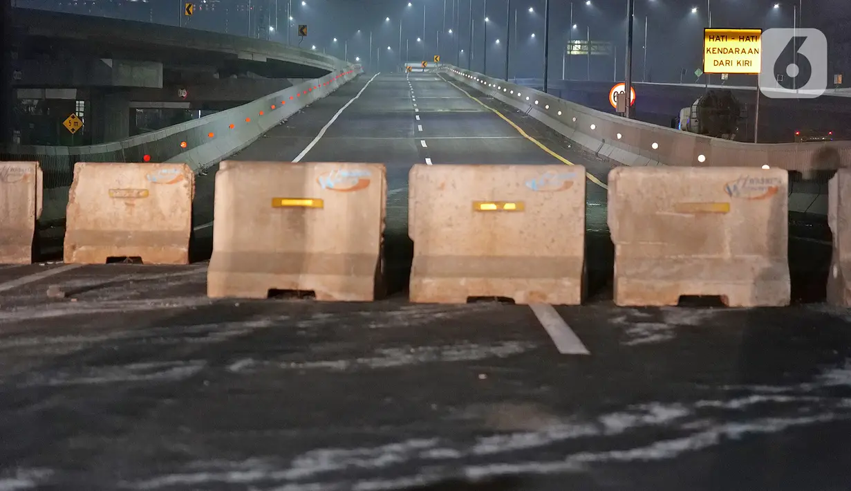 Suasana akses masuk tol layang Jakarta-Cikampek yang ditutup di Bekasi, Jawa Barat, Jumat (24/4/2020). Petugas kepolisian melakukan penutupan tol Elevated atau jalan tol layang Jakarta-Cikampek sebagai langkah menjalankan aturan larangan mudik. (Liputan6.com/Herman Zakharia)