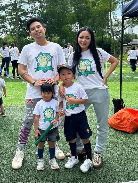 Melalui akun instagramnya, Rachel Vannya menceritakan saat dirinya selalu berlinang air mata ketika mengambil rapor putranya. Hal itu terlihat dari unggahan beberapa potret kedua anaknya. [Instagram/rachelvennya]