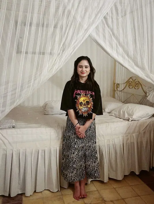 Berkunjung ke Surabaya, Tissa tampil mengenakan atasa tshirt hitam Metallica dipadukan midi skirt motif hitam putih. Credit: Instagram (@tissabiani)