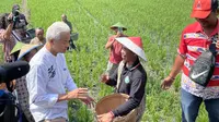 Capres Ganjar Pranowo saat berdialog dengan warga di Desa Kutukan, Blora, Jawa Tengah, Kamis (4/1/2024). (Liputan6.com/Ady Anugrahadi).